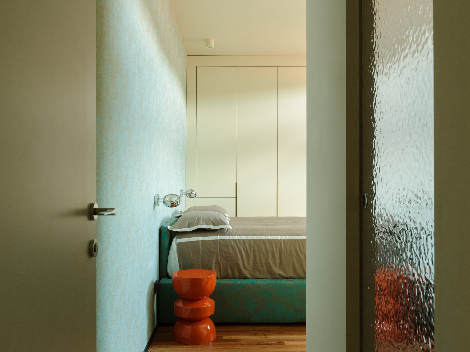 Camera con letto rivestito in tessuto verde acqua
